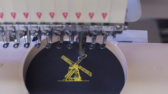 La machine à broder, dans la réalisation de différentes formes de motifs