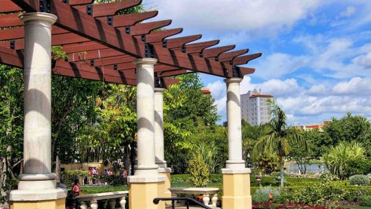 Entre architecture et décoration, la pergola: l’élément charme de votre maison