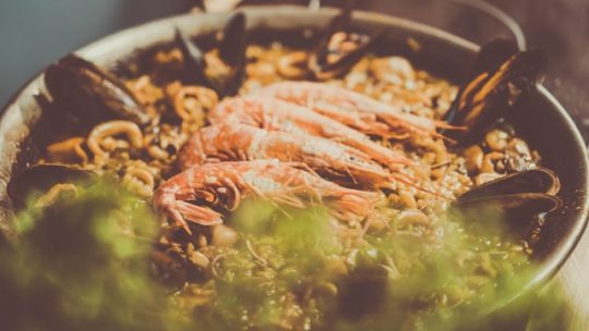 La cuisine de la paella comme vecteur de cohésion familial